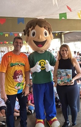 Mascote Recicladinho em evento ao lado do idealizador do projeto